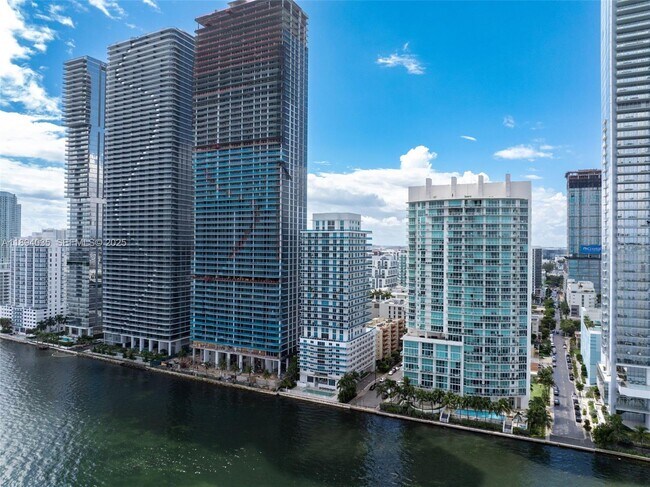 Building Photo - 700 NE 25th St