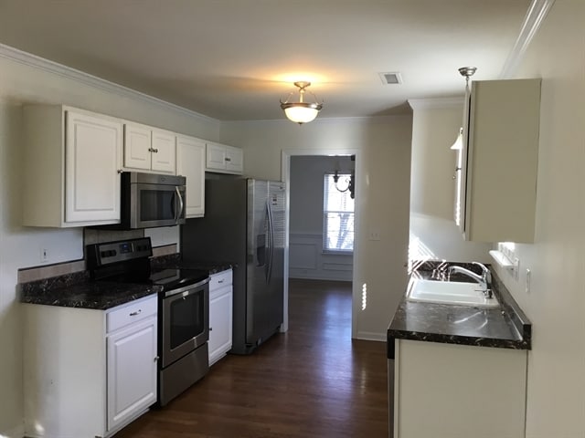 Building Photo - 1813 Day Lily Ln