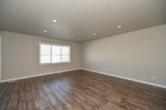 Building Photo - Beautiful Spacious Home in Bluffdale!