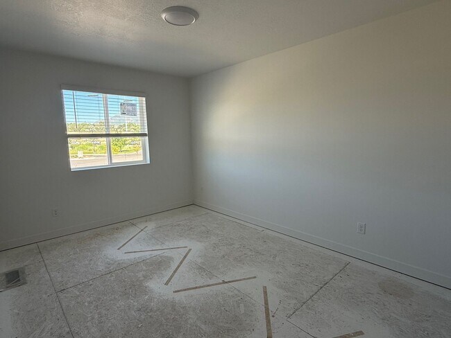 Building Photo - Half off first months rent - Beautiful new construction town home