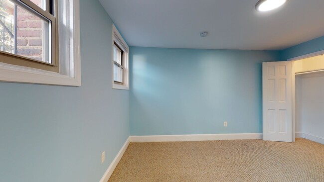 Building Photo - Capitol Hill One Bedroom One Bathroom in secure building! Move-in fee waived!!