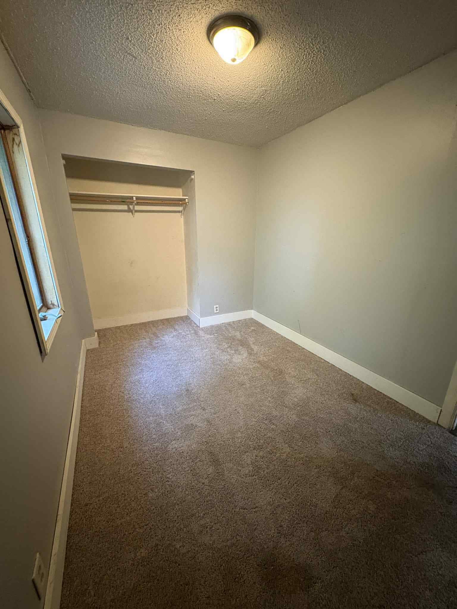 Building Photo - 945 W 9th St