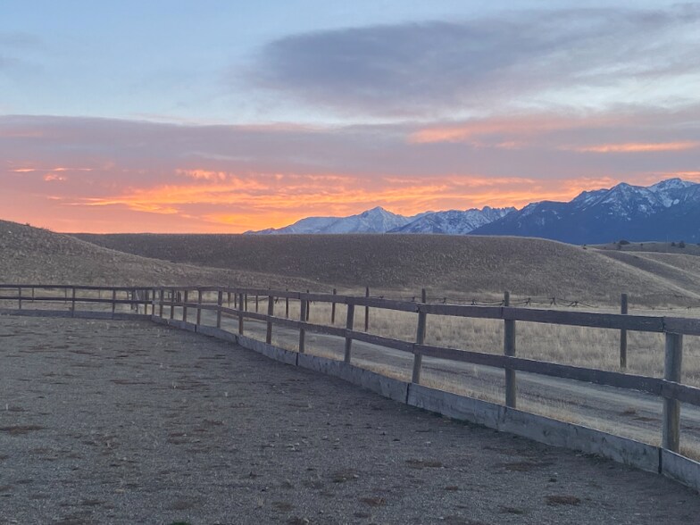 Building Photo - 3488 Old Yellowstone Trail North Rd