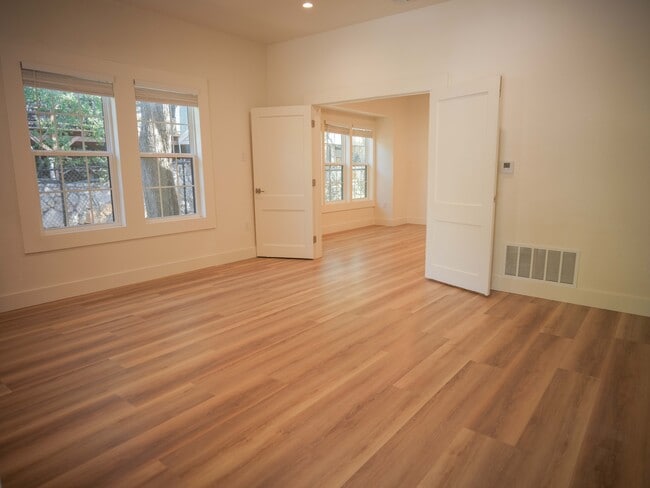 Building Photo - 803 Oakland Ave