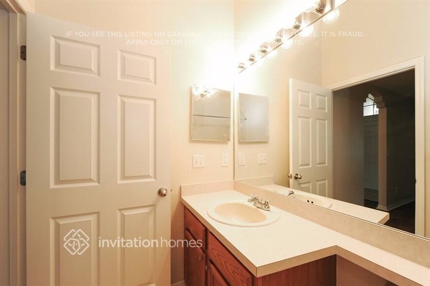 Building Photo - 6037 Weatherwood Cir