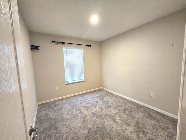 Building Photo - Stunning 4 bedroom, 2-bathroom home