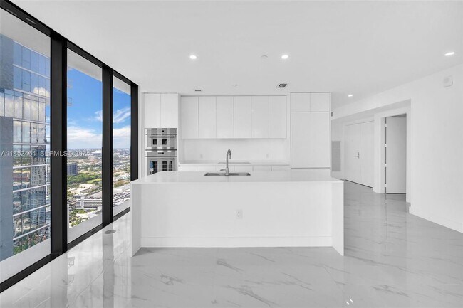 Building Photo - 700 NE 24th St