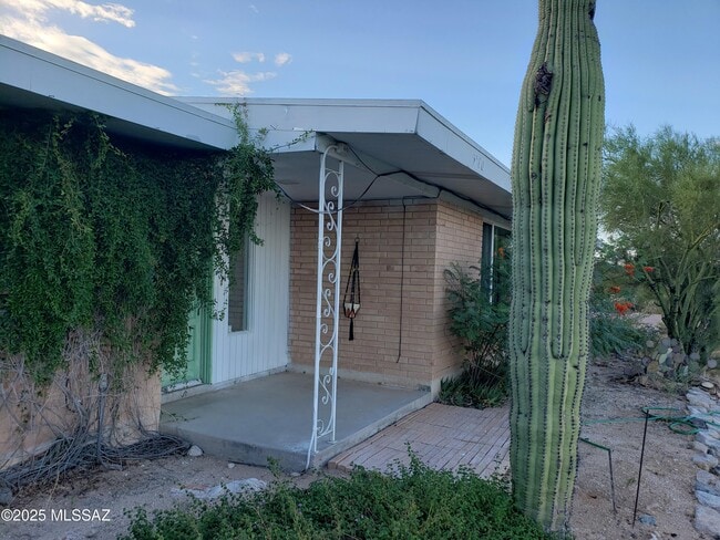 Building Photo - 5520 N Bonita Pl