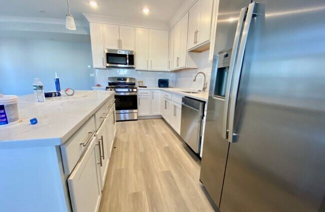 Building Photo - Charming 3 Bedroom-