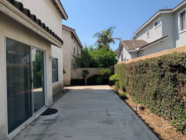 Building Photo - 4 bed / 3 bath house in Anaheim near Brook...