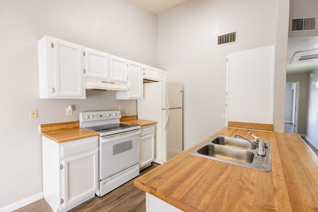 Building Photo - Beautiful 2 bedroom 2 bathroom with privat...
