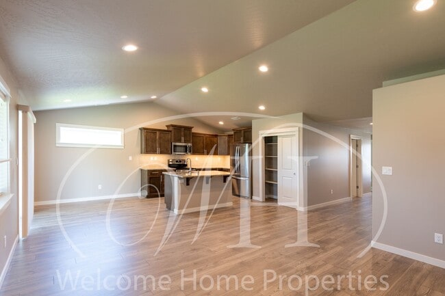 Building Photo - Brand NEW Home Overlooking the Golf Course