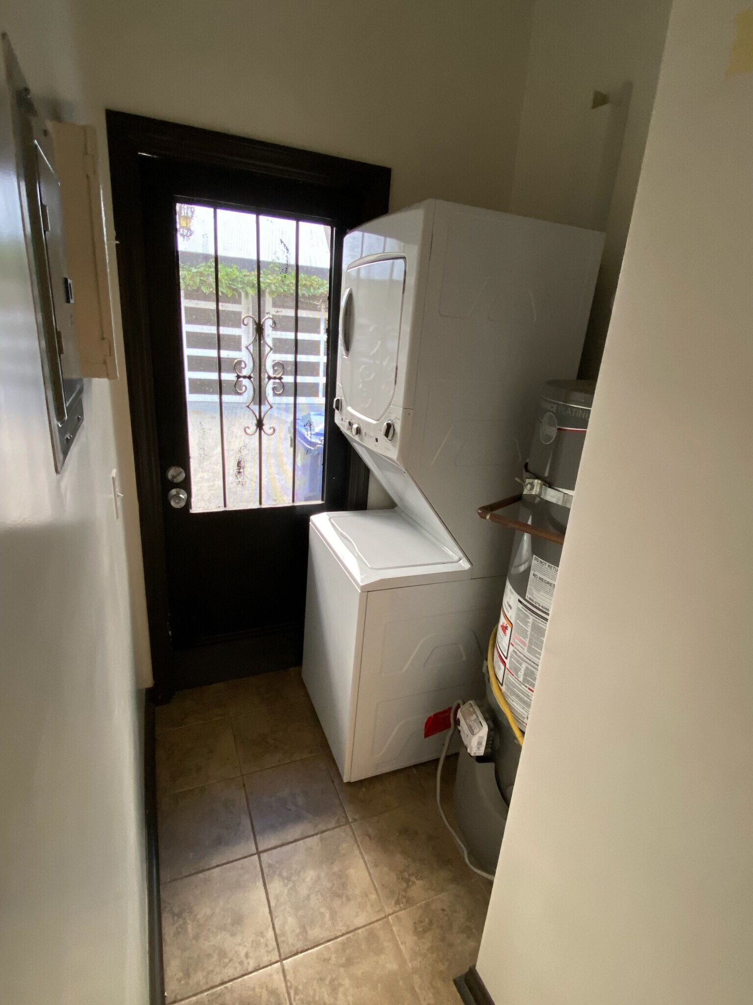 BACK DOOR & STACKABLE WASHER DRYERLE WASHER DRYER - 2570 N Beachwood Dr