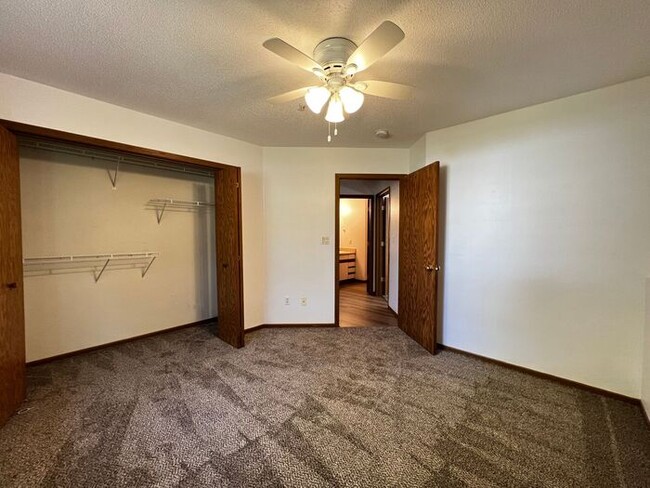 Building Photo - $1,175 | 2 Bedroom, 1 Bathroom Condo | No ...