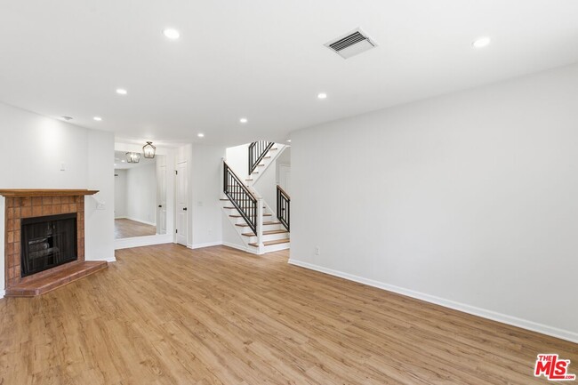 Building Photo - 13025 Moorpark St