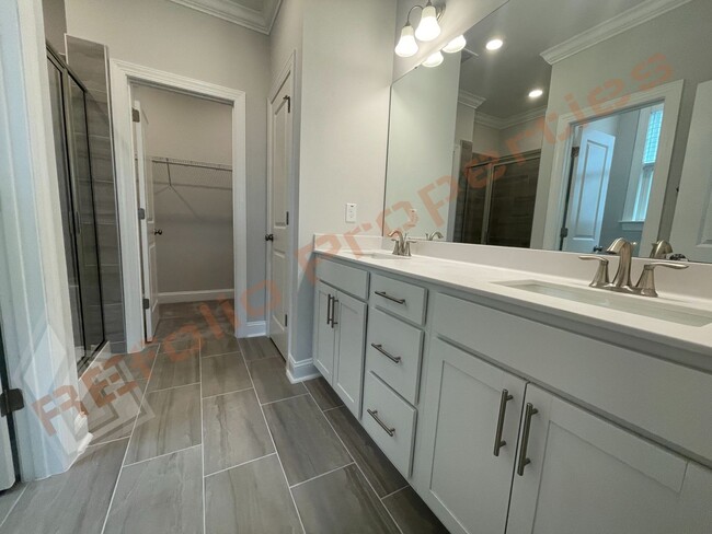 Building Photo - Modern 4 Bedroom, 2.5 Bathroom Home with F...