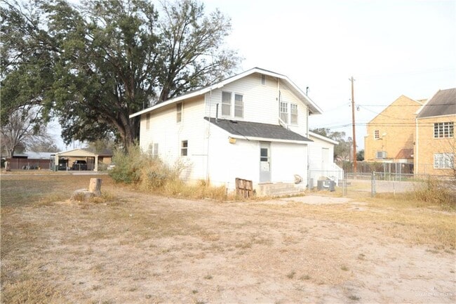 Building Photo - 17 E 8th St