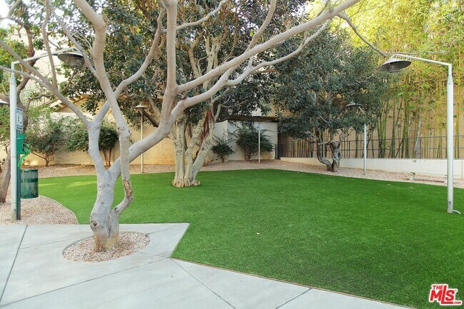 Building Photo - 1155 N La Cienega Blvd