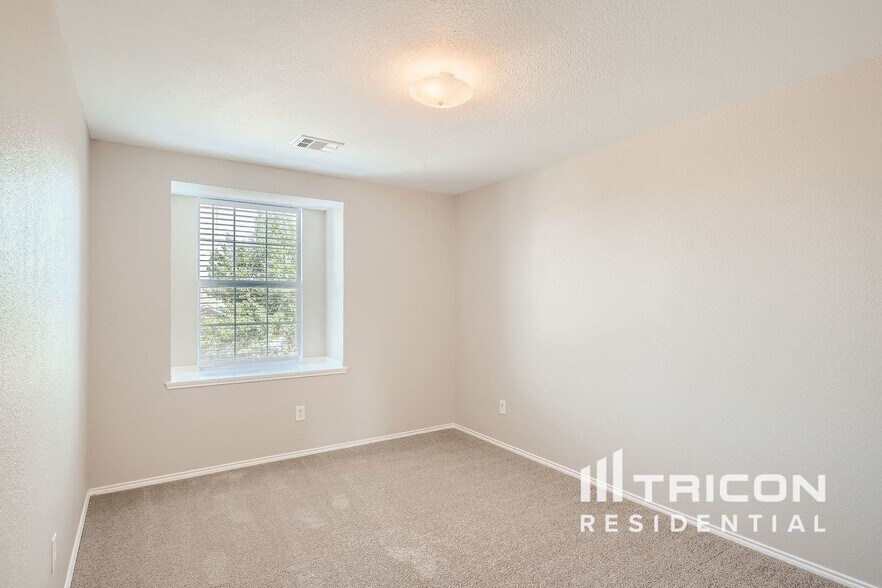 Building Photo - 101 Redbud Dr