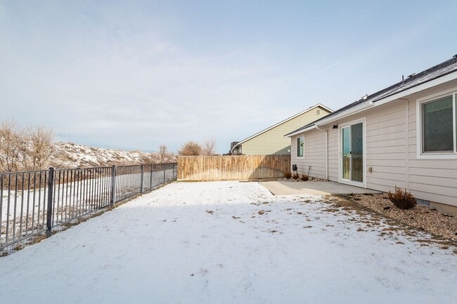 Building Photo - 3 bed 2 bath home