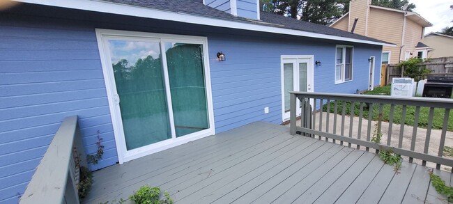 Building Photo - Clean 3 bedrooms, 2 baths, single garage w/remote control, and fenced yard!!