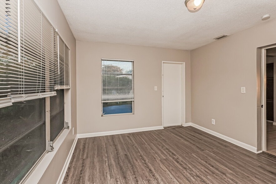 Building Photo - 344 Crestwood Ave