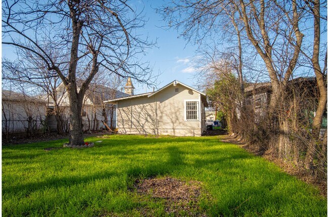 Building Photo - Charming 2BR 1BA Near Downtown