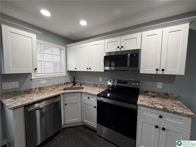 Building Photo - 815 Fernhill Ln