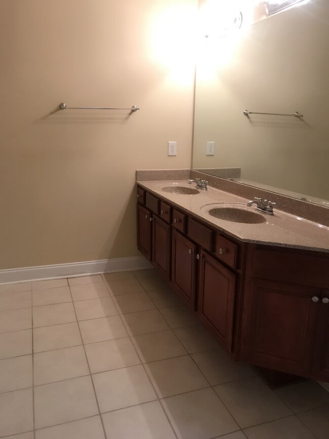Building Photo - 535 Roland Manor Dr