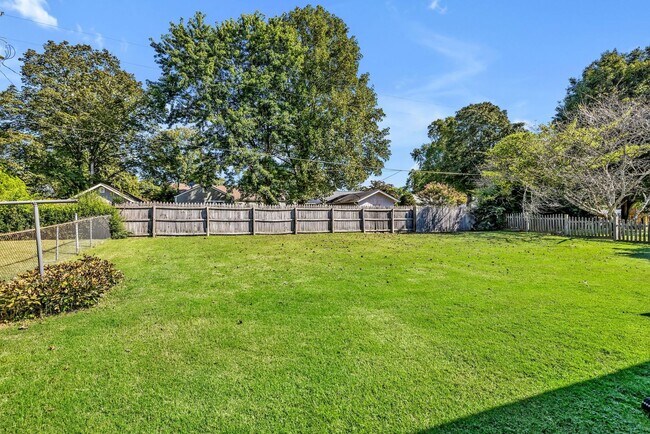 Building Photo - Beautifully furnished short-term rental in Historic Downtown Franklin!