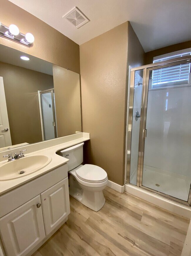 Building Photo - 4 bedroom close to freeway, parks and shopping