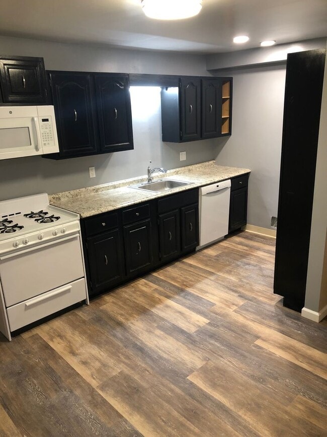 Building Photo - Brentwood 3 bedroom Duplex