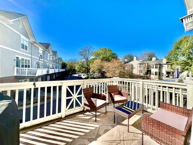 Building Photo - UPTOWN TOWNHOUSE!