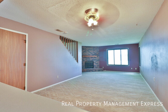 Building Photo - Lovely 2 Bedroom 2.5 Bathroom Townhome
