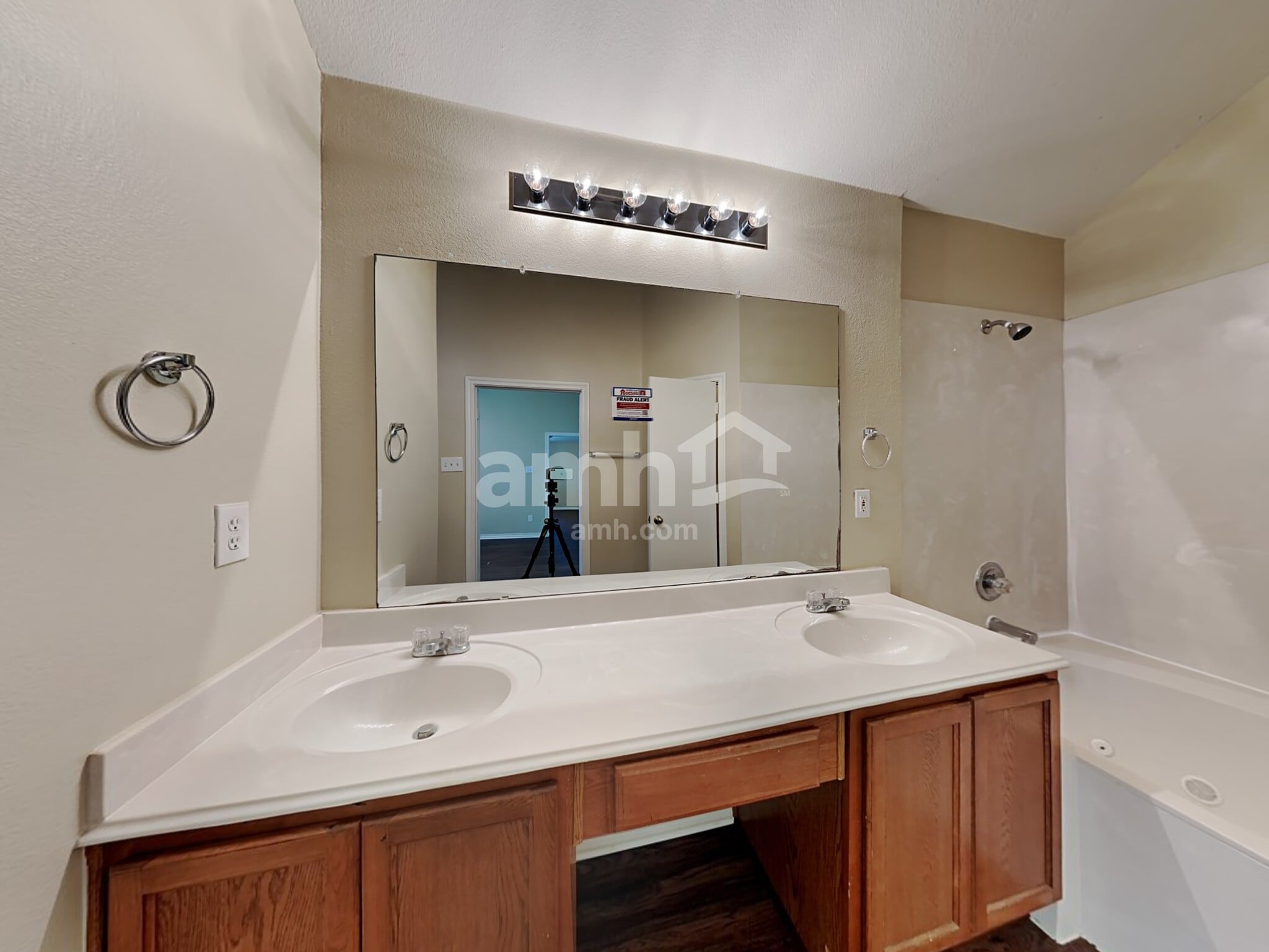 Building Photo - 3013 Lake Side Dr