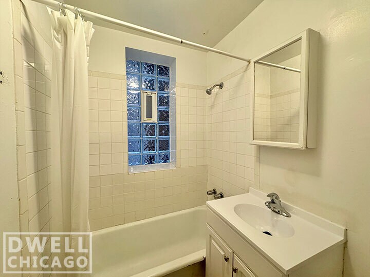 Building Photo - 6900 N Lakewood Ave