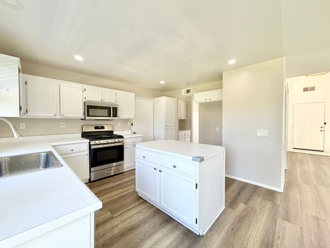 Building Photo - Stunning 4 Bedroom Home in California Tradewinds