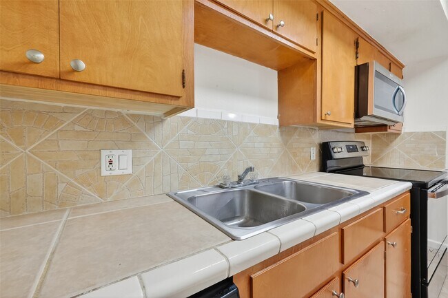 Building Photo - 115 Aurora St