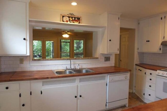 Building Photo - 152 Penmoken Park