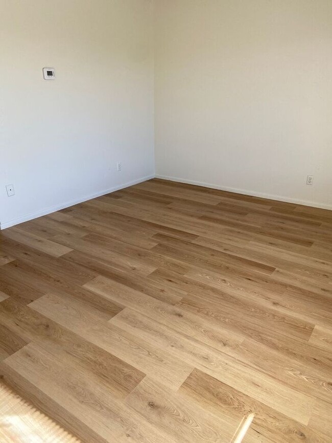 Building Photo - Bright 1 bed with front patio