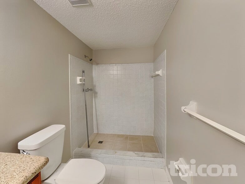 Building Photo - 18307 Oakdale Rd