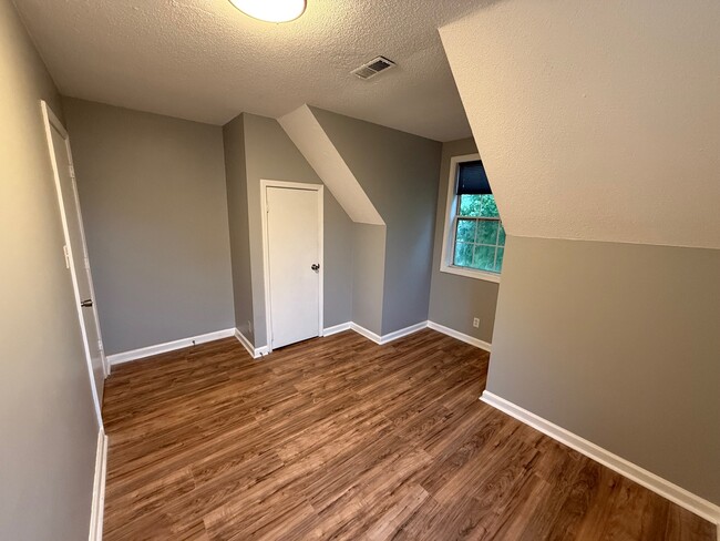 Building Photo - 2011 Windroe Dr