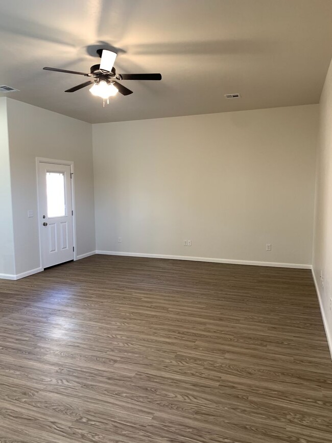 Building Photo - 3 bed, 2.5 bath home in sought after gated...