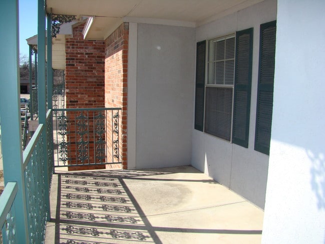 Building Photo - Versailles - Office Condos