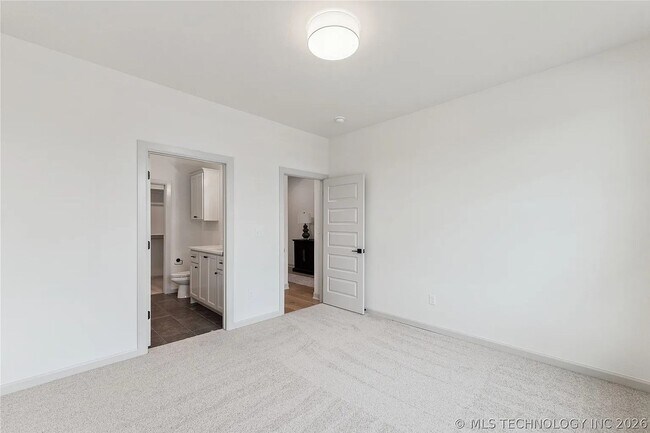 Building Photo - 5 Bed | 5 Bath House