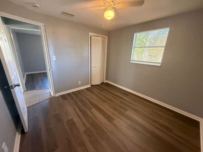 Building Photo - Cozy 3/1 House | Apply for FREE This Holiday Season!