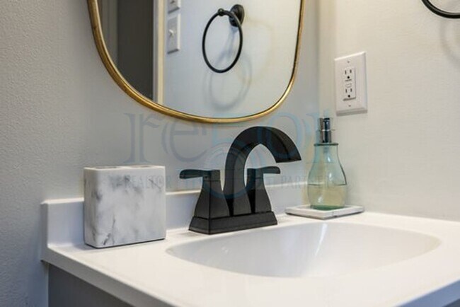 Building Photo - Available in Early August Attn: Pilots! 3BR 2BA Crashpad!