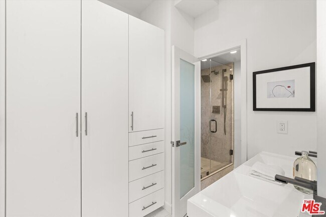 Building Photo - 10501 Wilshire Blvd