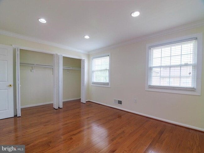 Building Photo - 3075 Sunset Ln