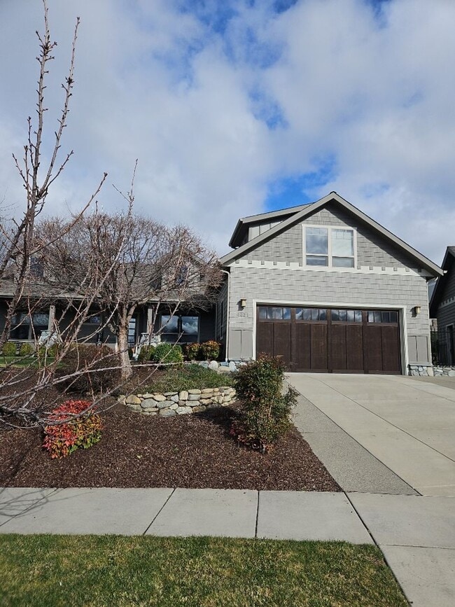 Building Photo - Luxury home on generous lot in the prestigious hills of East Medford!